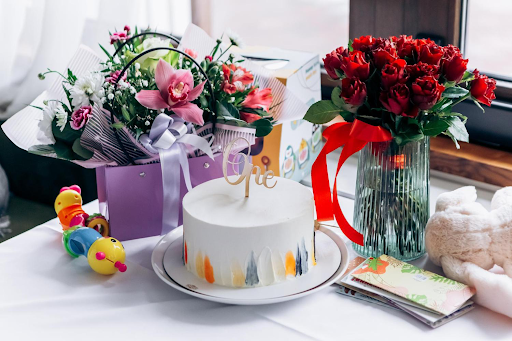 Celebrate Every Occasion with OyeGifts: Your One-Stop Shop for Online Cake and Flower Delivery in Delhi